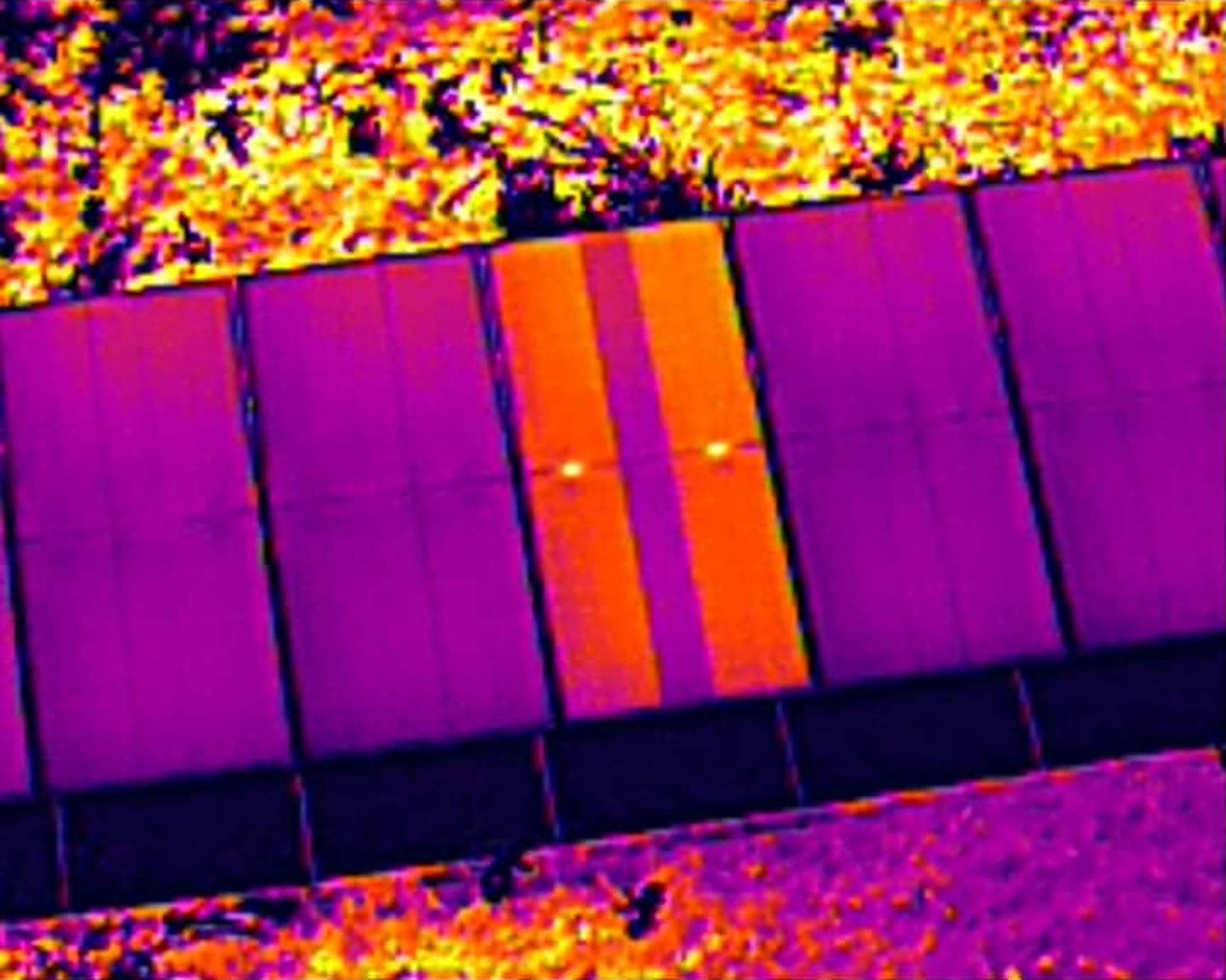 Imagem térmica da mesma fileira, com um módulo em aquecimento anormal e dois pontos quentes